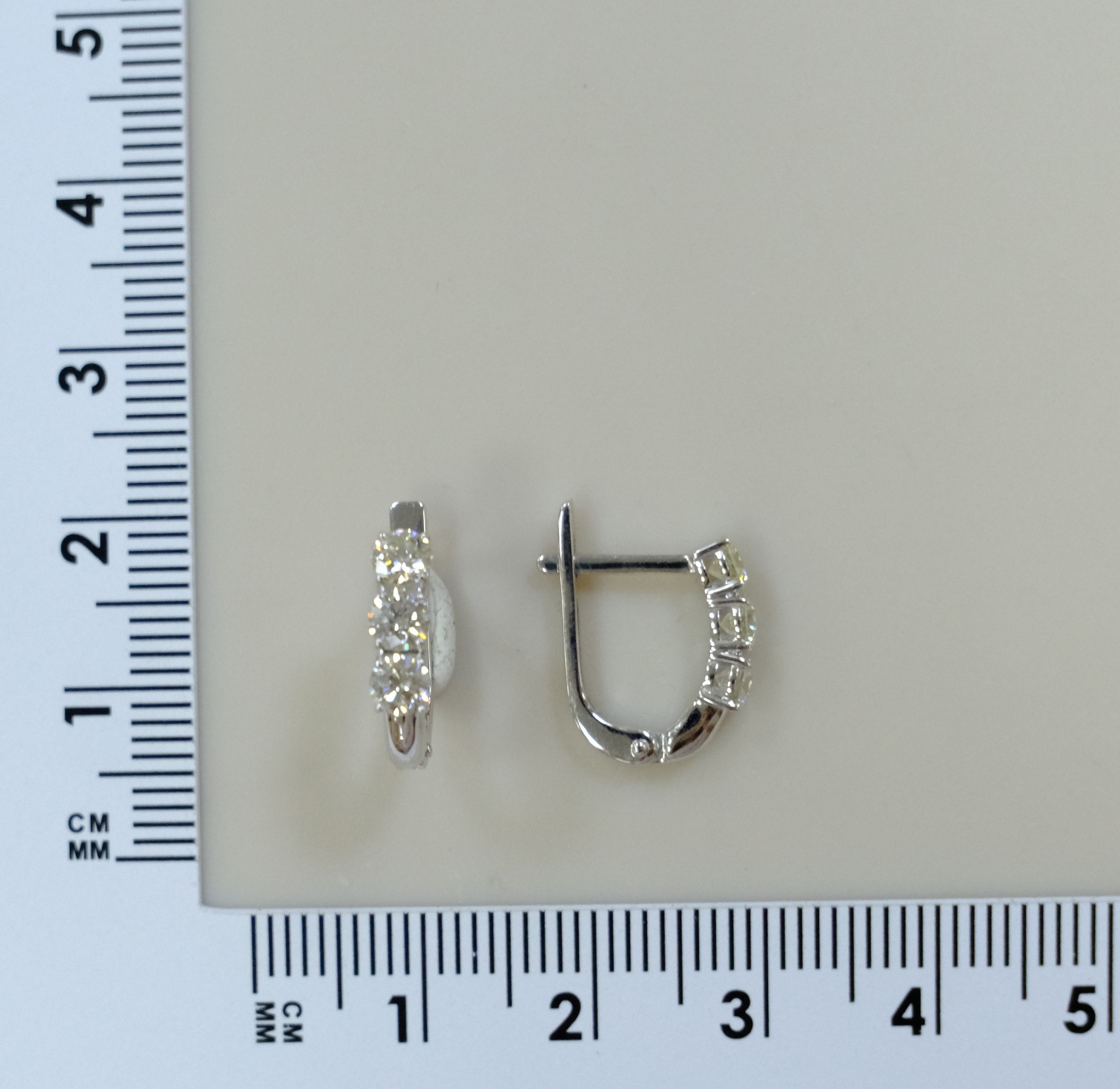 Серьги из белого золота с бриллиантами